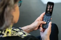 Brico Kluizen-Fysic Fm-9760Zt Mobiele Klaptelefoon Voor Senioren Noodknop Zwart
