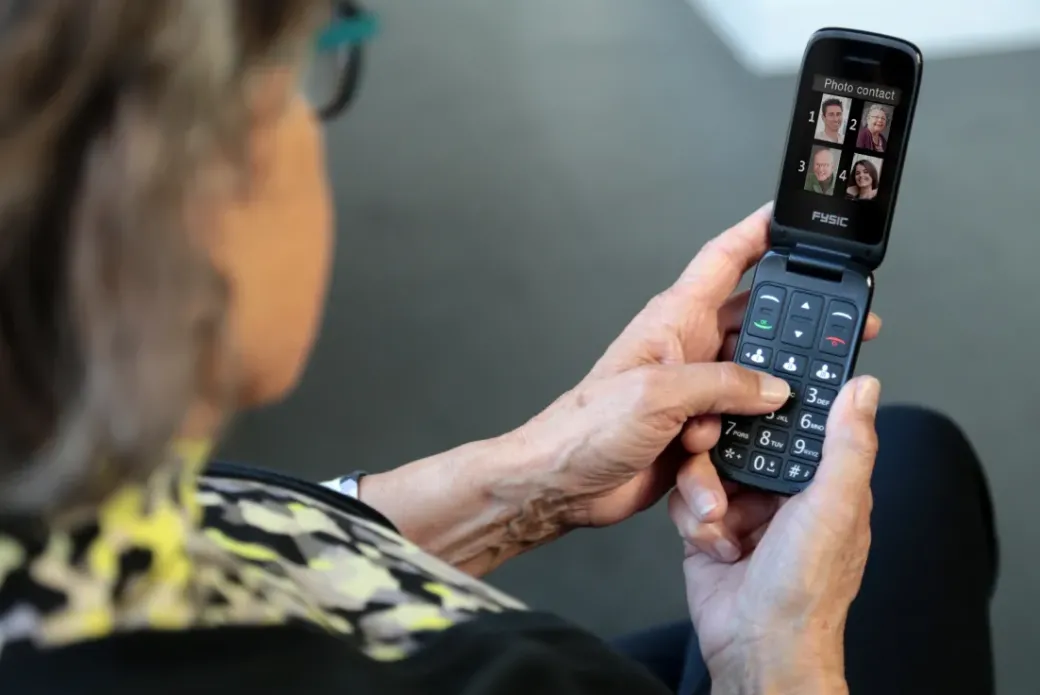 Brico Kluizen-Fysic Fm-9760Zt Mobiele Klaptelefoon Voor Senioren Noodknop Zwart