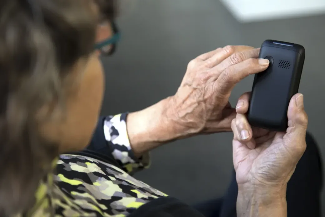 Brico Kluizen-Fysic Fm-9760Zt Mobiele Klaptelefoon Voor Senioren Noodknop Zwart