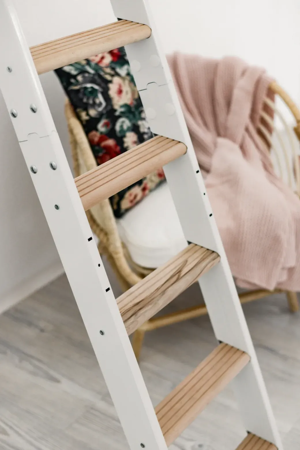 Brico Zoldertrappen-Handystairs Uitschuifbare Steektrap Max6 - H=152 Cm - Beukenhout - Wit