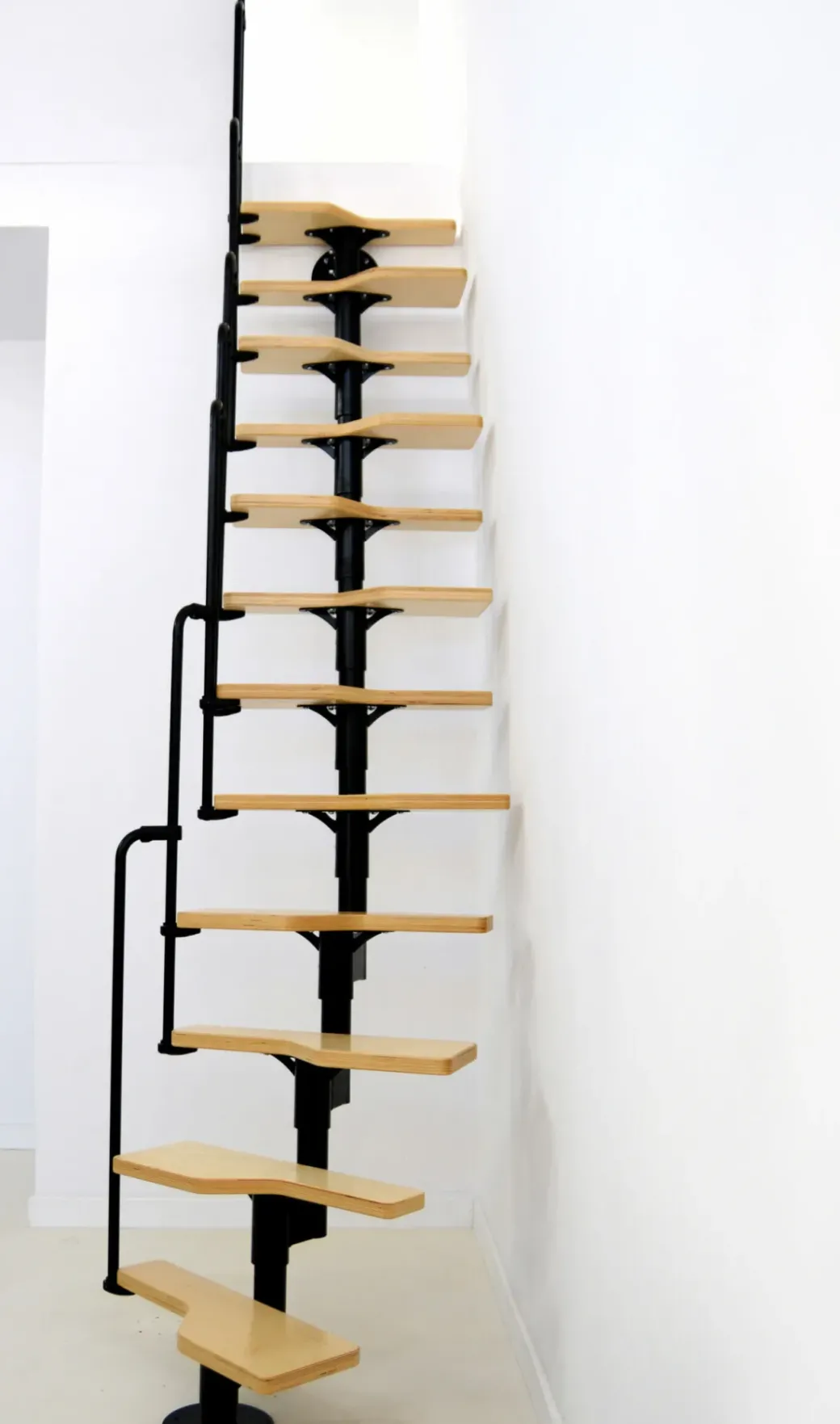 Brico Zoldertrappen-Handystairs Zoldertrap "Swirl" - Multi-Inzetbaar - Hoogte 294Cm - 12 Treden Van Berken - Zwart Staal