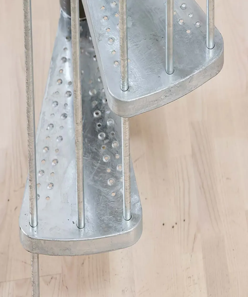 Brico Zoldertrappen-Handystairs Zoldertrap "Swirl" - Multi-Inzetbaar - Hoogte 294Cm - 12 Treden Van Berken - Zwart Staal