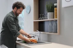Hansgrohe Keukenmengkraan Focus M43 200 Met Uittrekbare Handdouche Metaal Geborsteld|Brico Discount
