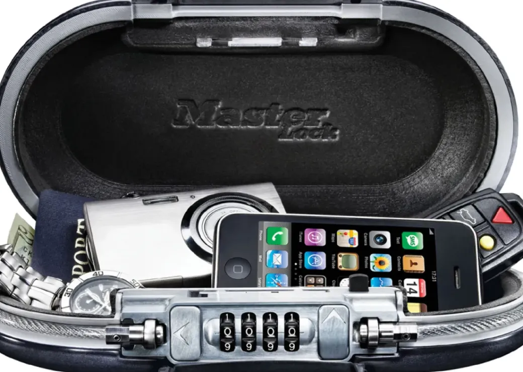 Brico Kluizen-Master Lock Mobiele Kluis Safe Space Met Combinatieslot En Kabel